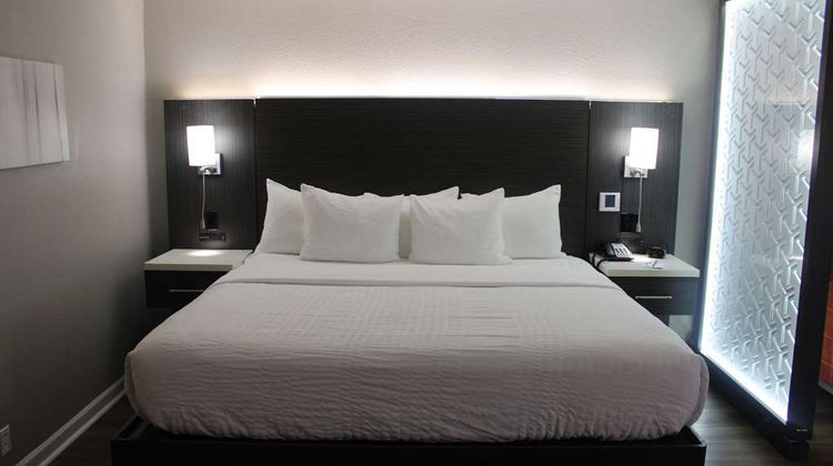 Clarion Pointe Marshall Suite