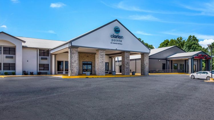 Clarion Pointe Marshall Exterior