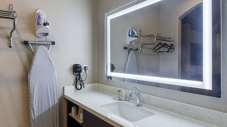 <b>Econo Lodge Inn & Suites Room</b>. Images powered by <a href="https://iceportal.shijigroup.com/" title="IcePortal" target="_blank">IcePortal</a>.