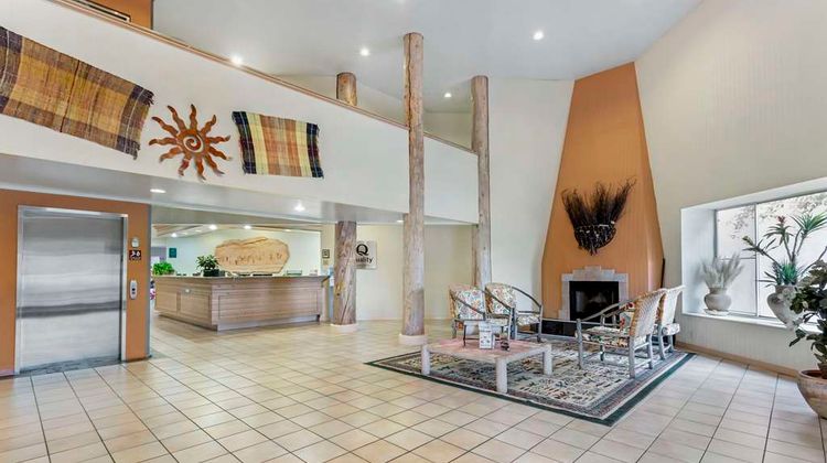 Quality Suites Lobby