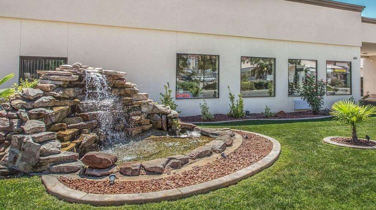 Econo Lodge Exterior