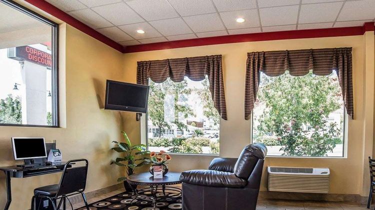 Econo Lodge Lobby