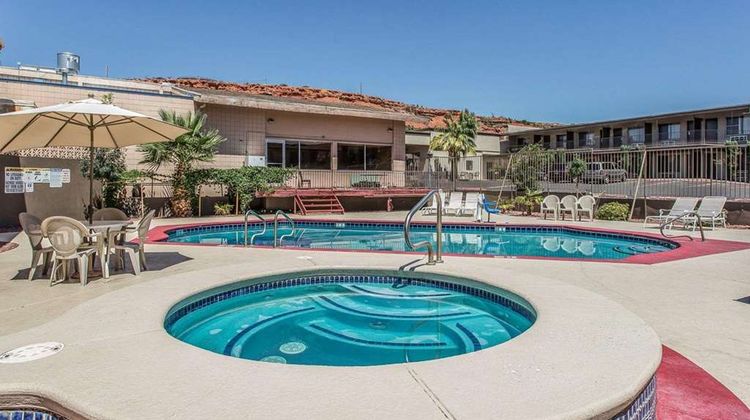 Econo Lodge Pool