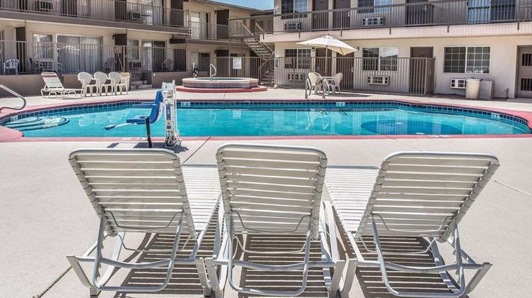 Econo Lodge Pool
