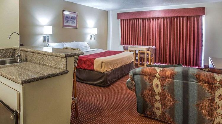 Econo Lodge Suite