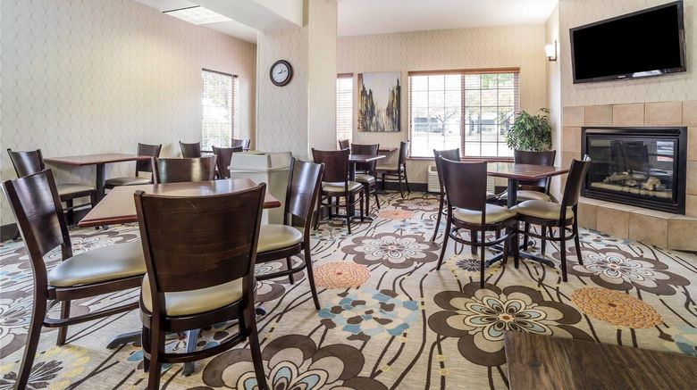 <b>Comfort Suites Airport Restaurant</b>. Images powered by <a href="https://iceportal.shijigroup.com/" title="IcePortal" target="_blank">IcePortal</a>.