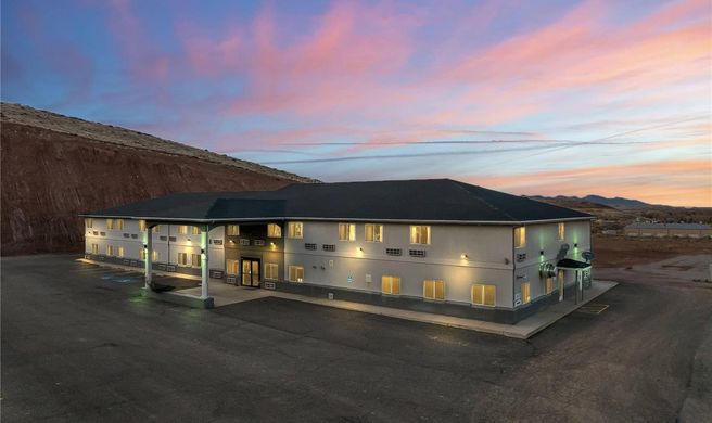 Quality Inn & Suites Salina Exterior