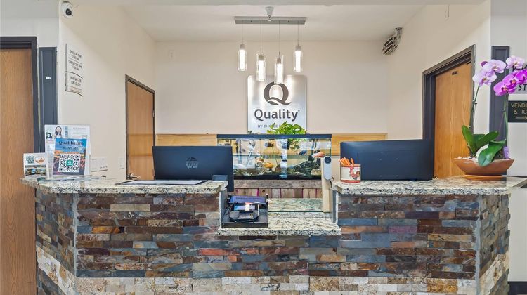 Quality Inn & Suites Salina Lobby