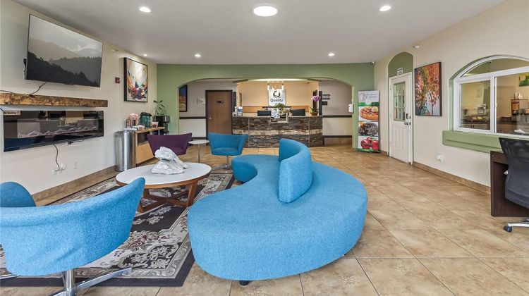 Quality Inn & Suites Salina Lobby