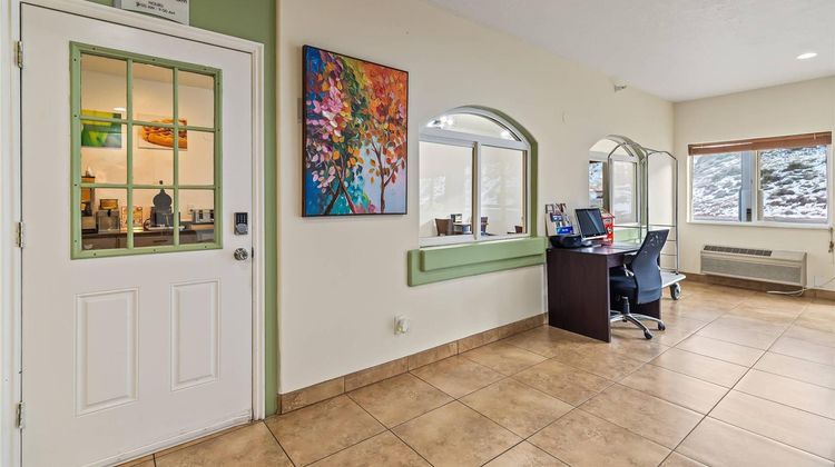 Quality Inn & Suites Salina Lobby