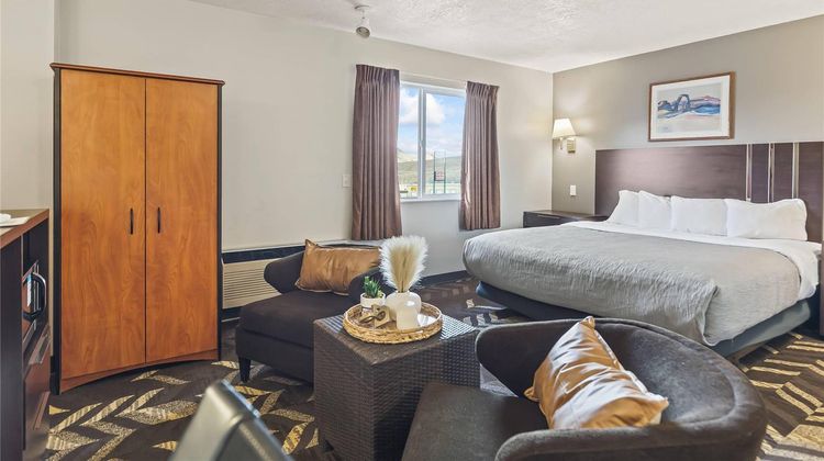 Quality Inn & Suites Salina Suite