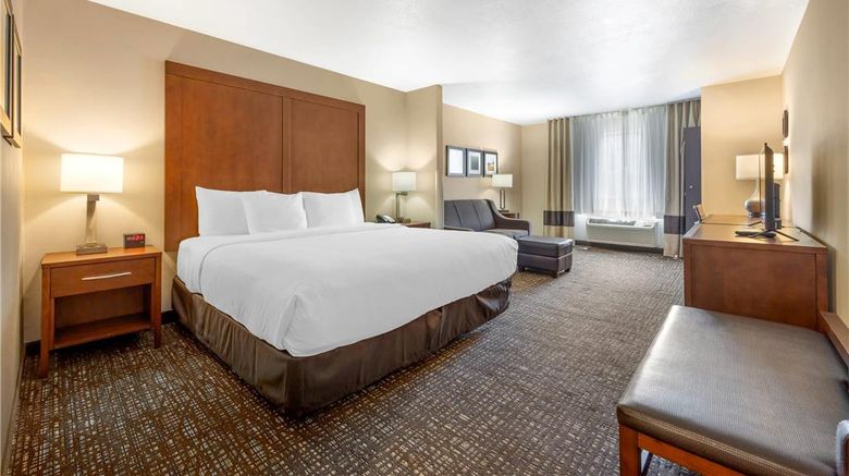 <b>Comfort Inn & Suites Suite</b>. Images powered by <a href="https://iceportal.shijigroup.com/" title="IcePortal" target="_blank">IcePortal</a>.