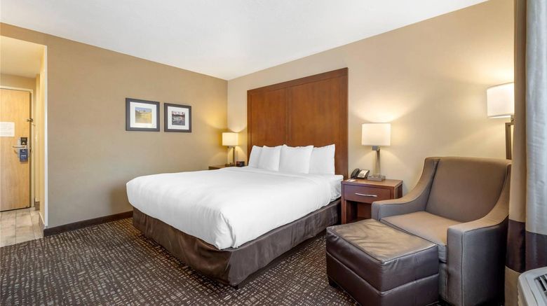 <b>Comfort Inn & Suites Room</b>. Images powered by <a href="https://iceportal.shijigroup.com/" title="IcePortal" target="_blank">IcePortal</a>.