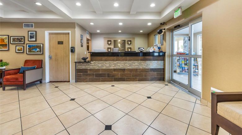 <b>Comfort Inn & Suites Lobby</b>. Images powered by <a href="https://iceportal.shijigroup.com/" title="IcePortal" target="_blank">IcePortal</a>.