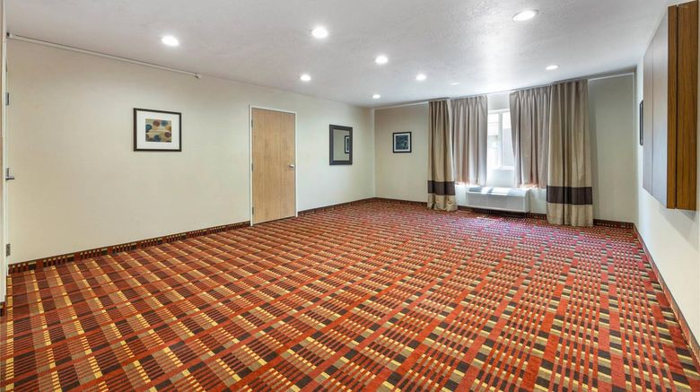 <b>Comfort Inn & Suites Meeting</b>. Images powered by <a href="https://iceportal.shijigroup.com/" title="IcePortal" target="_blank">IcePortal</a>.