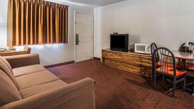 <b>Rodeway Inn Room</b>. Images powered by <a href="https://iceportal.shijigroup.com/" title="IcePortal" target="_blank">IcePortal</a>.