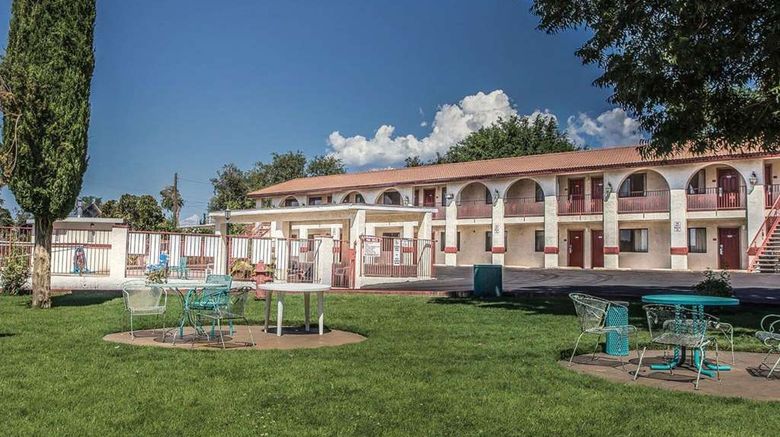<b>Rodeway Inn Pool</b>. Images powered by <a href="https://iceportal.shijigroup.com/" title="IcePortal" target="_blank">IcePortal</a>.