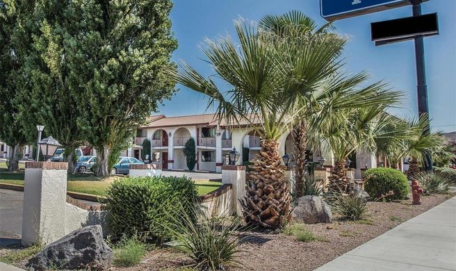 Rodeway Inn Exterior