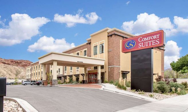 Comfort Suites Exterior