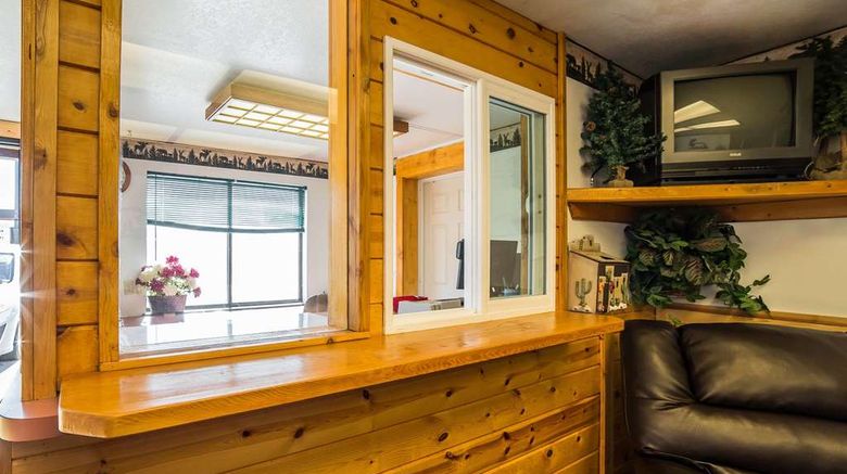 <b>Rodeway Inn Lobby</b>. Images powered by <a href="https://iceportal.shijigroup.com/" title="IcePortal" target="_blank">IcePortal</a>.