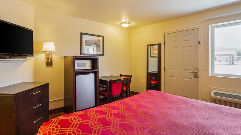 <b>Econo Lodge in Hurricane Room</b>. Images powered by <a href="https://iceportal.shijigroup.com/" title="IcePortal" target="_blank">IcePortal</a>.