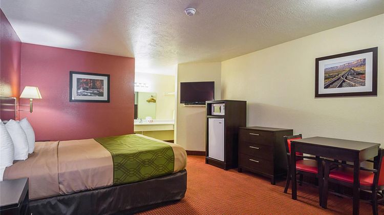 Econo Lodge in Hurricane Room