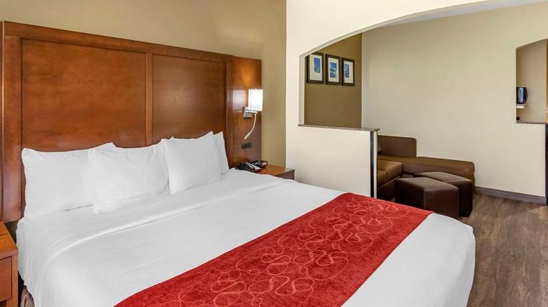 <b>Comfort Suites Suite</b>. Images powered by <a href="https://iceportal.shijigroup.com/" title="IcePortal" target="_blank">IcePortal</a>.