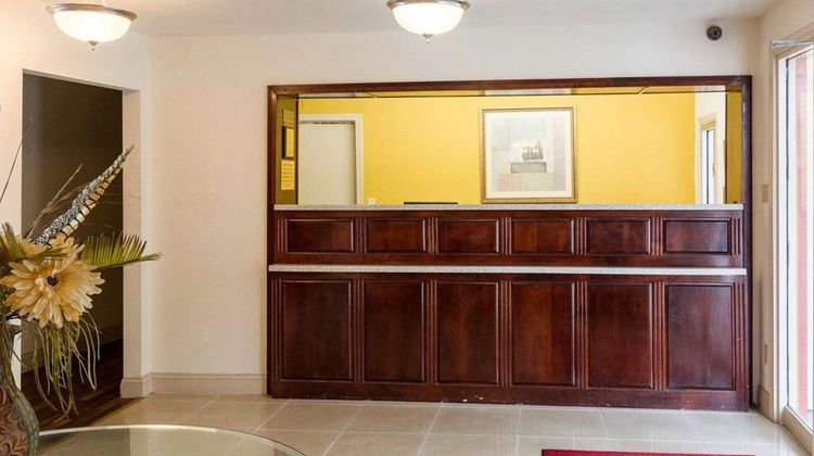 Econo Lodge Lobby