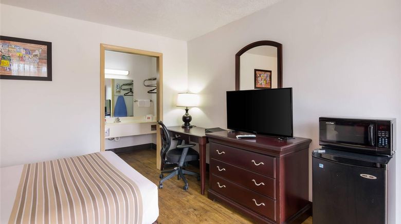<b>Econo Lodge Room</b>. Images powered by <a href="https://iceportal.shijigroup.com/" title="IcePortal" target="_blank">IcePortal</a>.