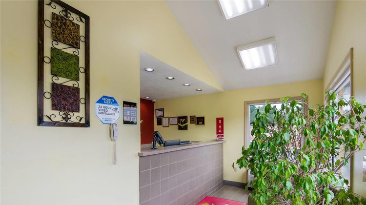 Econo Lodge Lobby