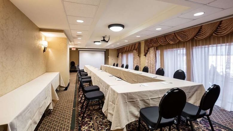 <b>Arlington Court Suites, Clarion Coll. Meeting</b>. Images powered by <a href="https://iceportal.shijigroup.com/" title="IcePortal" target="_blank">IcePortal</a>.