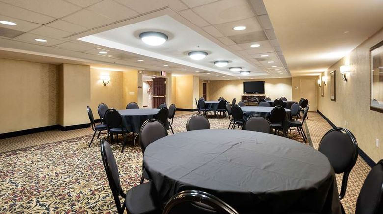 <b>Arlington Court Suites, Clarion Coll. Meeting</b>. Images powered by <a href="https://iceportal.shijigroup.com/" title="IcePortal" target="_blank">IcePortal</a>.