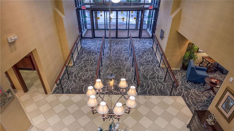 <b>Arlington Court Suites, Clarion Coll. Lobby</b>. Images powered by <a href="https://iceportal.shijigroup.com/" title="IcePortal" target="_blank">IcePortal</a>.