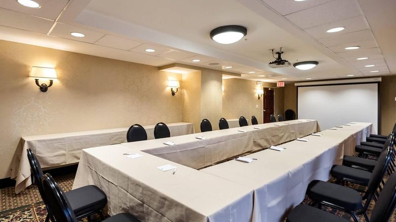 <b>Arlington Court Suites, Clarion Coll. Meeting</b>. Images powered by <a href="https://iceportal.shijigroup.com/" title="IcePortal" target="_blank">IcePortal</a>.
