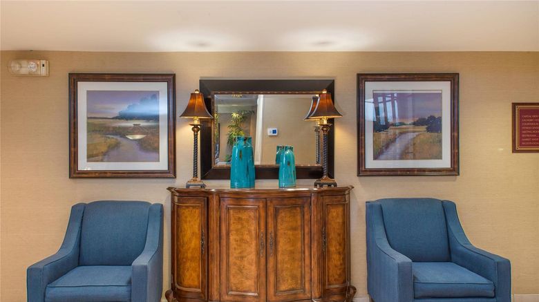 <b>Arlington Court Suites, Clarion Coll. Lobby</b>. Images powered by <a href="https://iceportal.shijigroup.com/" title="IcePortal" target="_blank">IcePortal</a>.