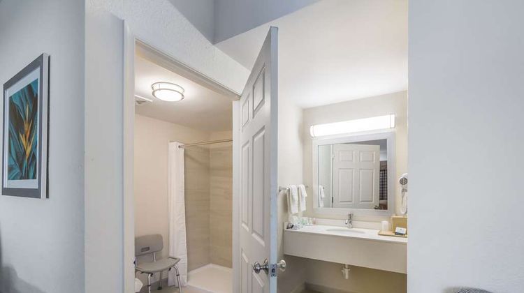 Quality Inn and Suites Suffolk West Room