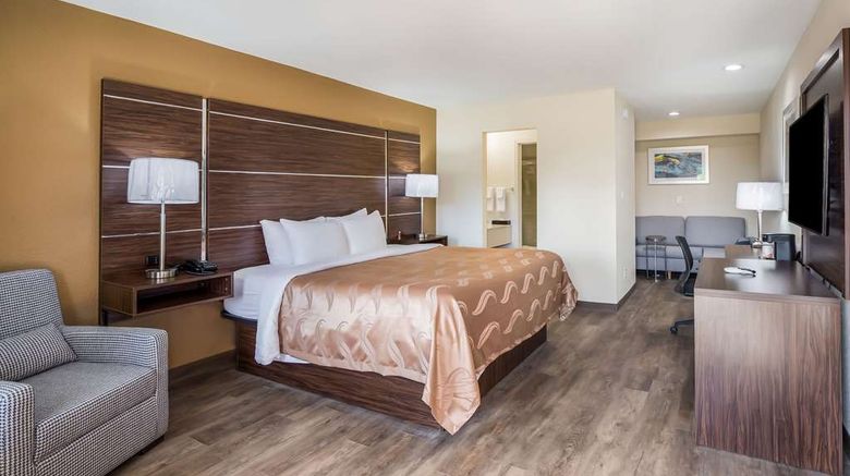 <b>Quality Inn and Suites Suffolk West Room</b>. Images powered by <a href="https://iceportal.shijigroup.com/" title="IcePortal" target="_blank">IcePortal</a>.