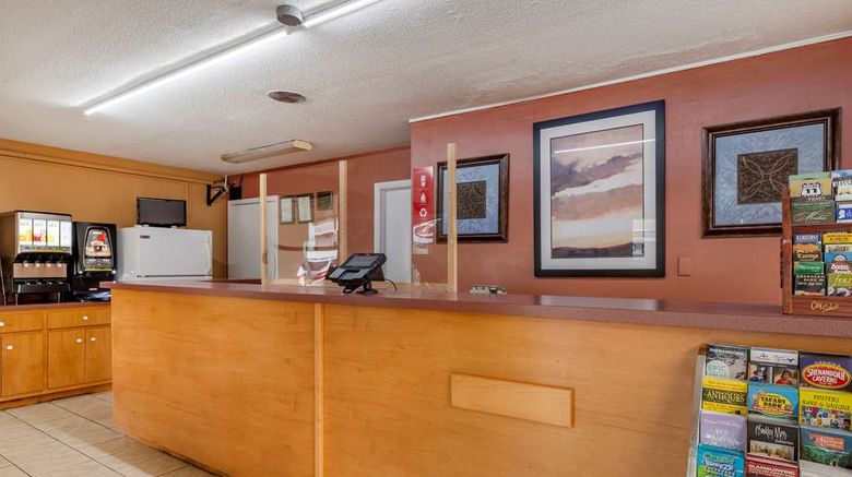 <b>Econo Lodge North Lobby</b>. Images powered by <a href="https://iceportal.shijigroup.com/" title="IcePortal" target="_blank">IcePortal</a>.
