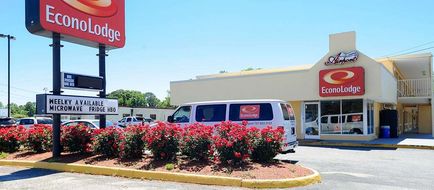Econo Lodge Airport Exterior