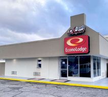 Econo Lodge Airport Exterior