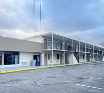 Econo Lodge Airport Exterior