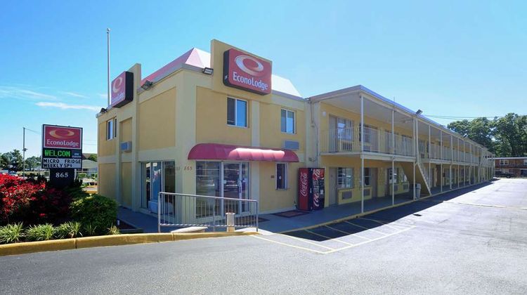 Econo Lodge at Military Circle Exterior