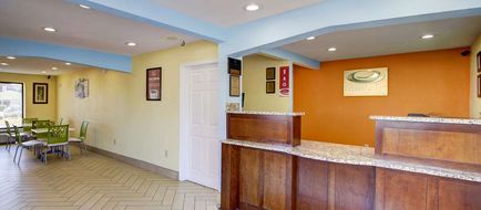 Econo Lodge at Military Circle Lobby
