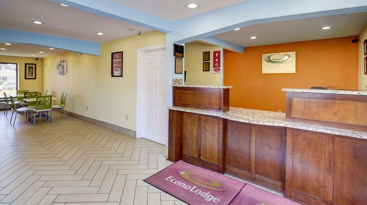 Econo Lodge at Military Circle Lobby