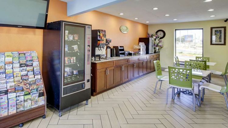 Econo Lodge at Military Circle Lobby