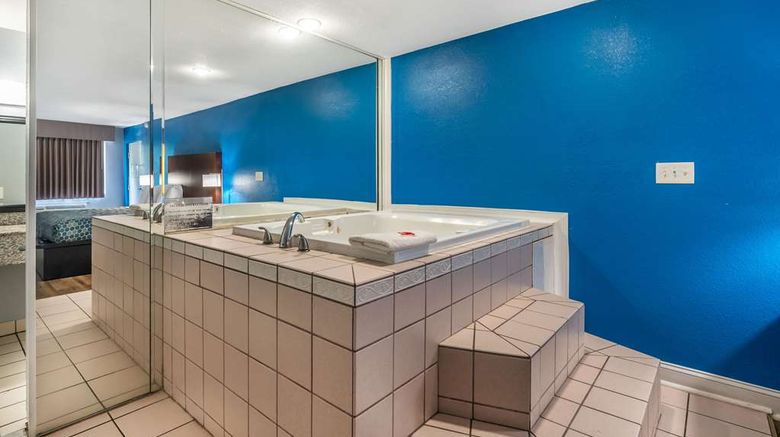 <b>Econo Lodge Suite</b>. Images powered by <a href="https://iceportal.shijigroup.com/" title="IcePortal" target="_blank">IcePortal</a>.