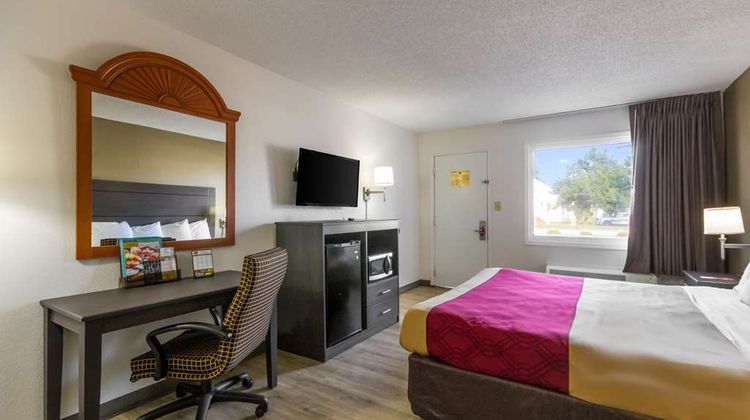 Econo Lodge Room