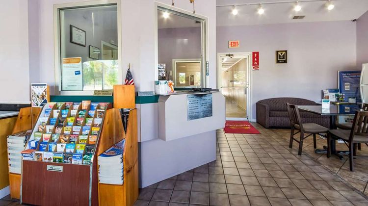 Econo Lodge Lobby