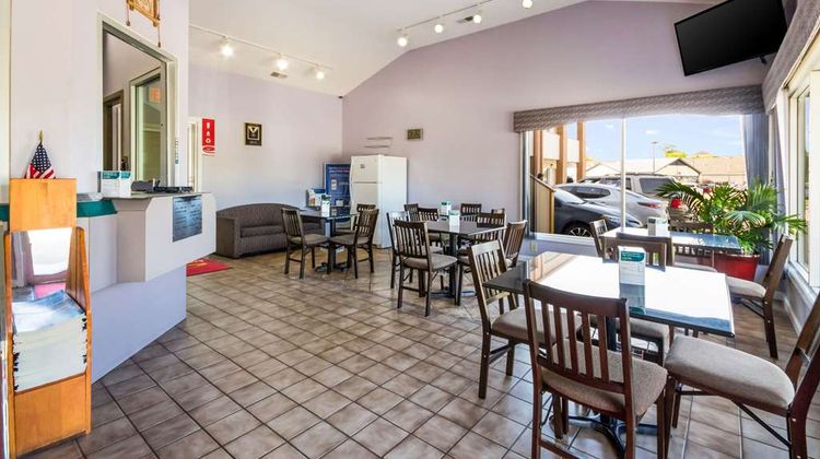 Econo Lodge Lobby