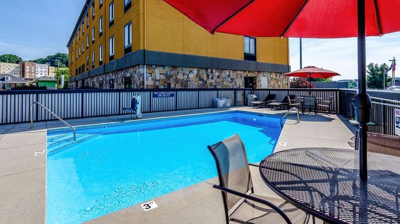 <b>Quality Inn & Suites Pool</b>. Images powered by <a href="https://iceportal.shijigroup.com/" title="IcePortal" target="_blank">IcePortal</a>.